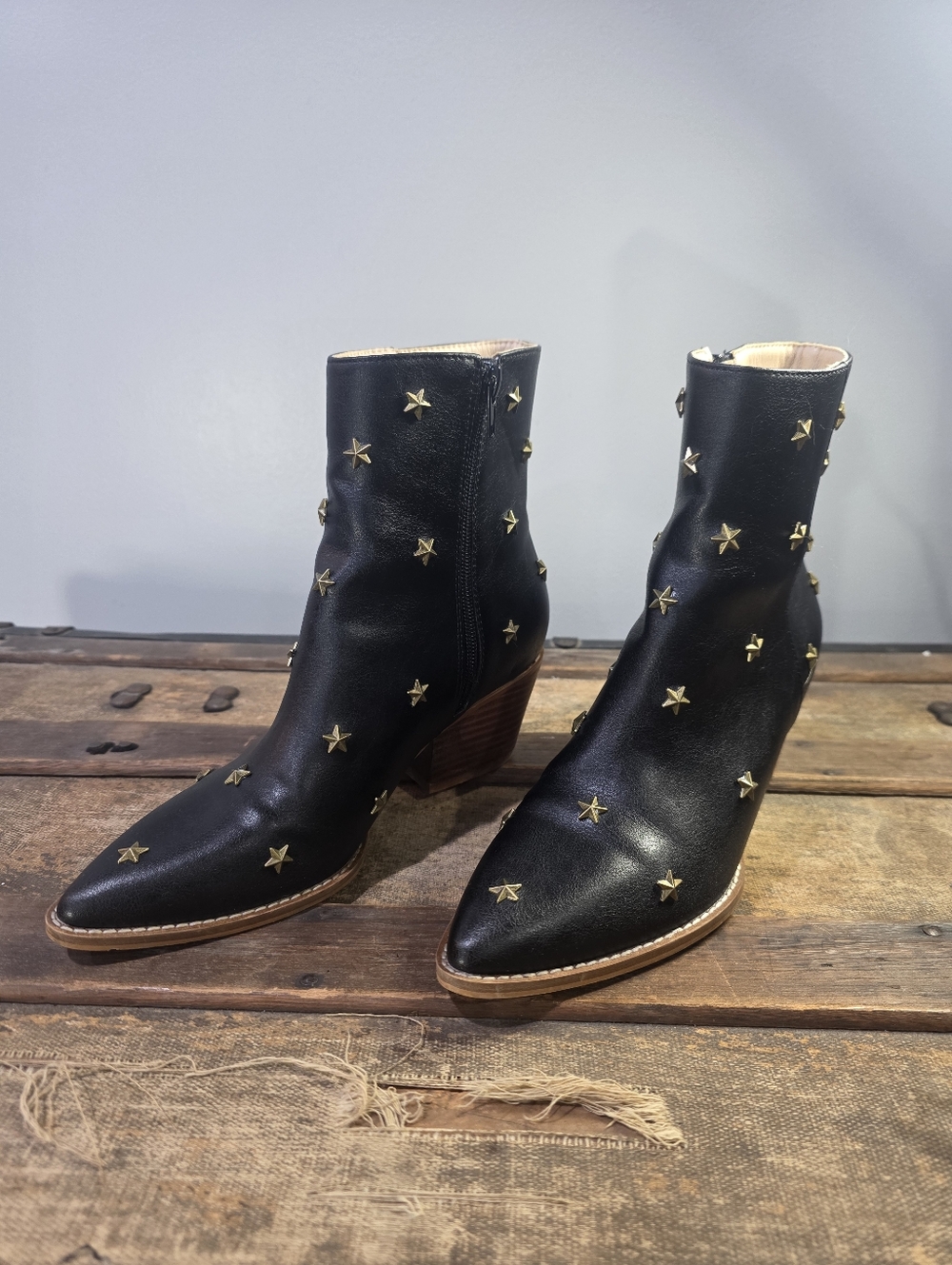 Oasis Society Audrie Star Studded Western Side Zip Vegan Leather Booties. 6.5 - Picture 11 of 12